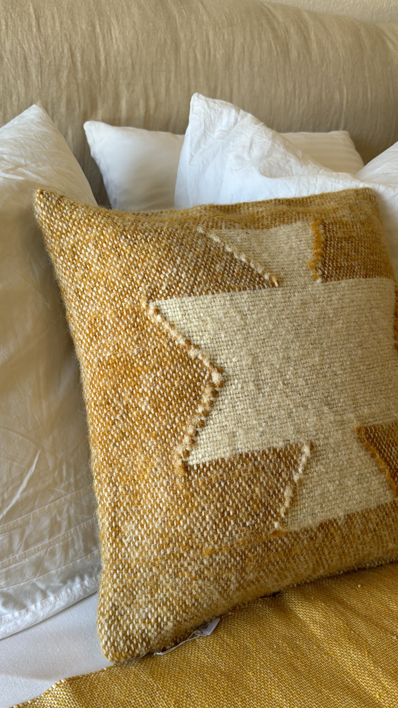 Coussin Tribale en laine - Moutarde