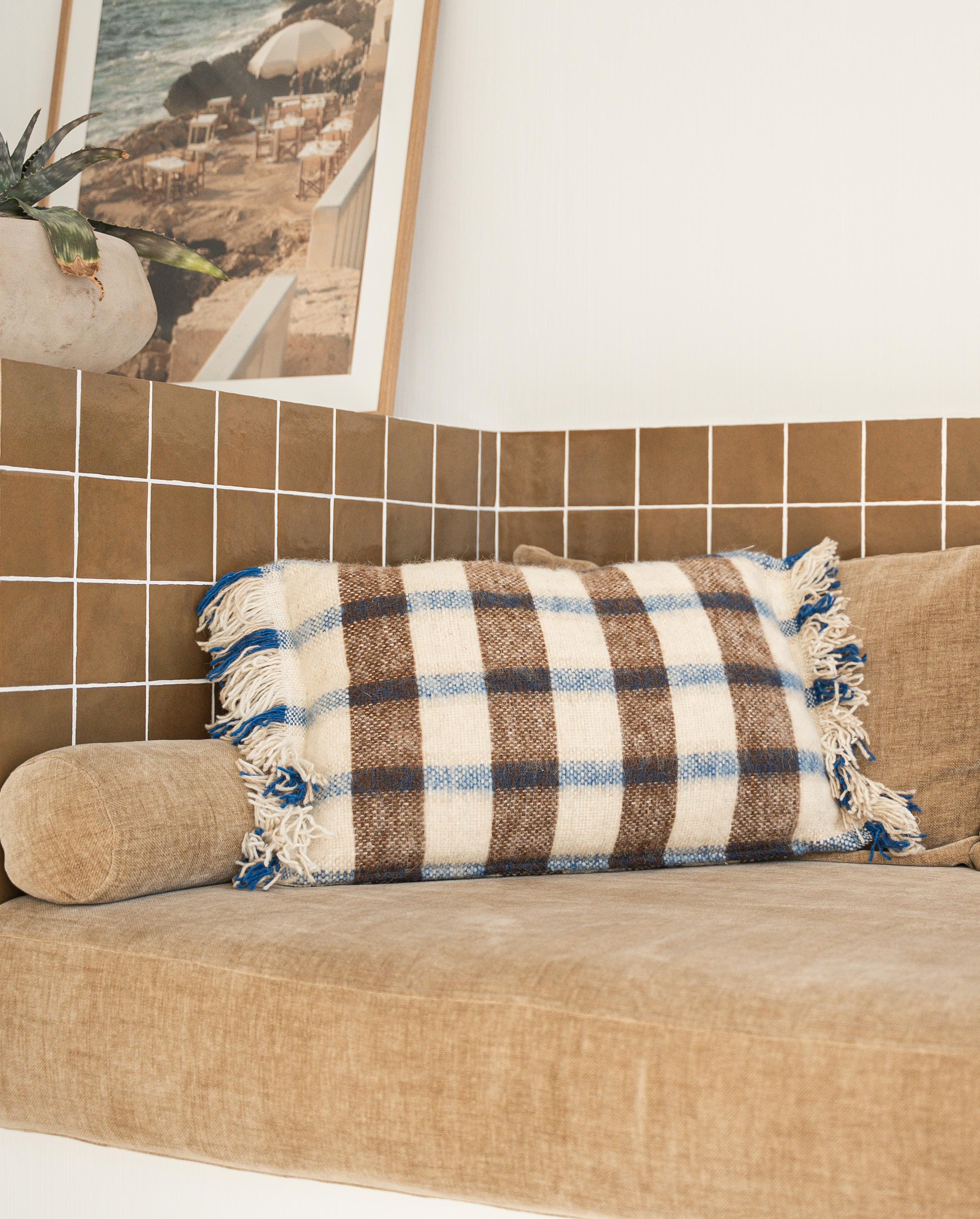 Coussin en laine à carreaux