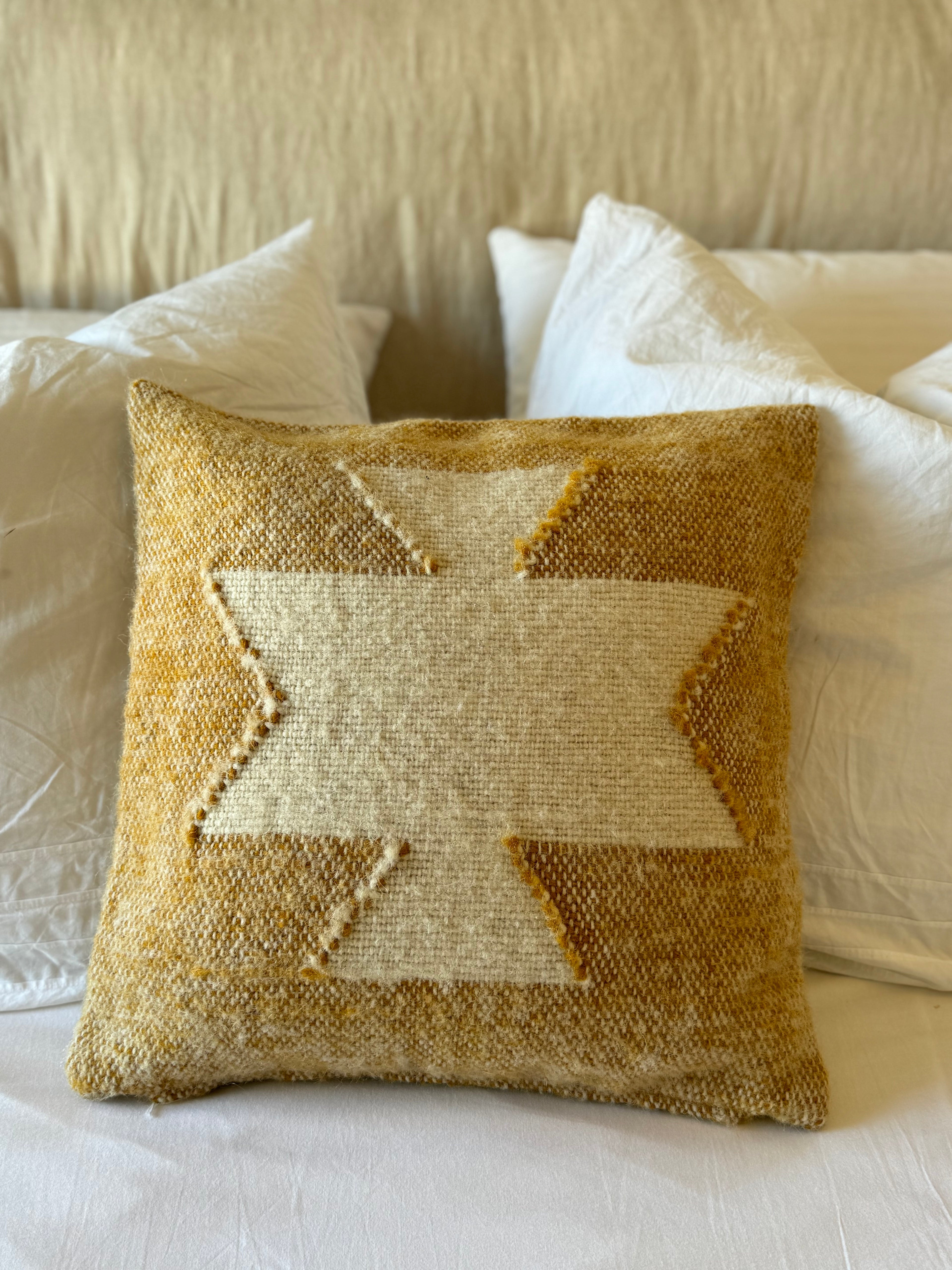 Coussin Tribale en laine - Moutarde