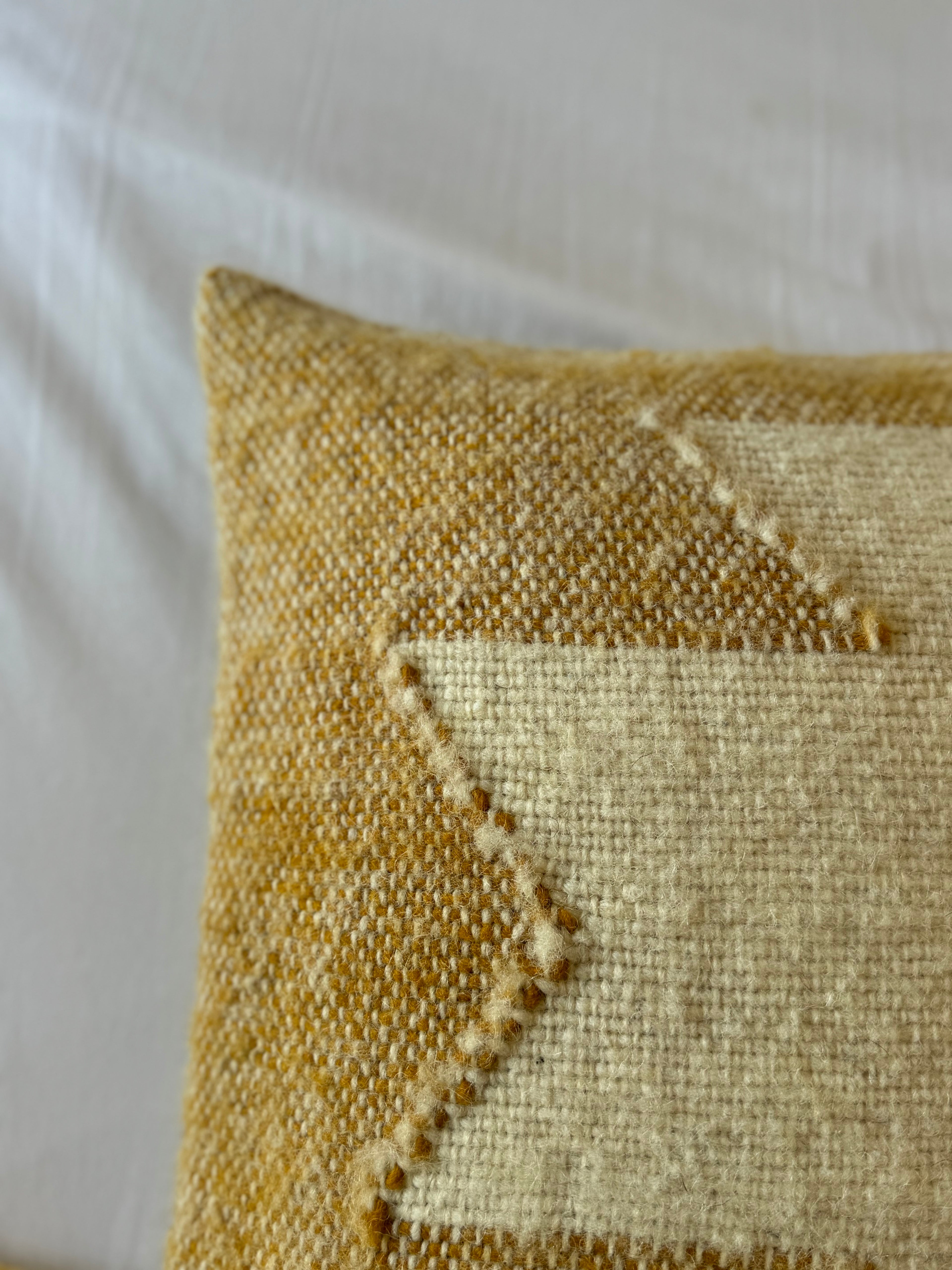 Coussin Tribale en laine - Moutarde