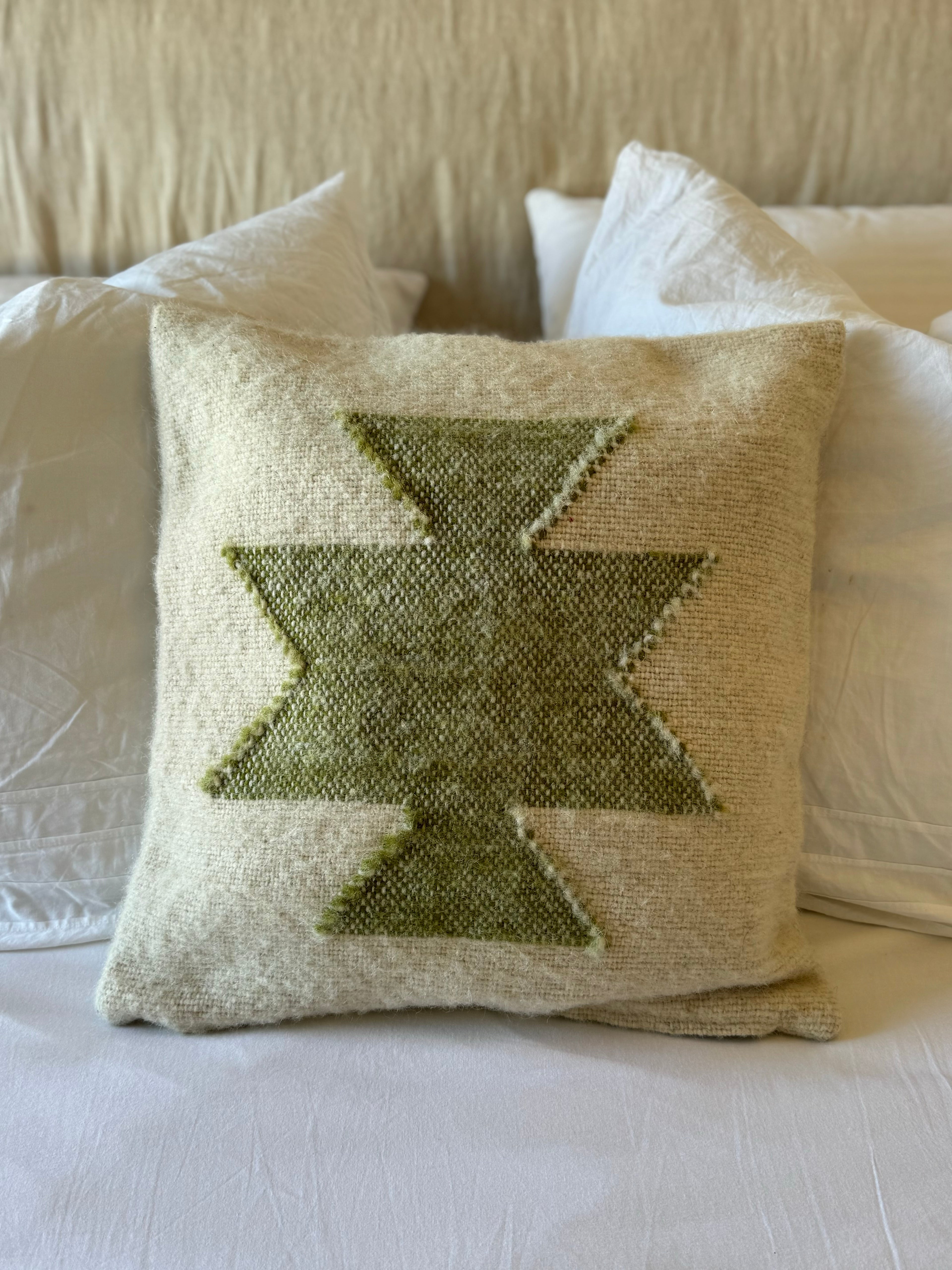 Coussin Tribale en laine - Vert amande