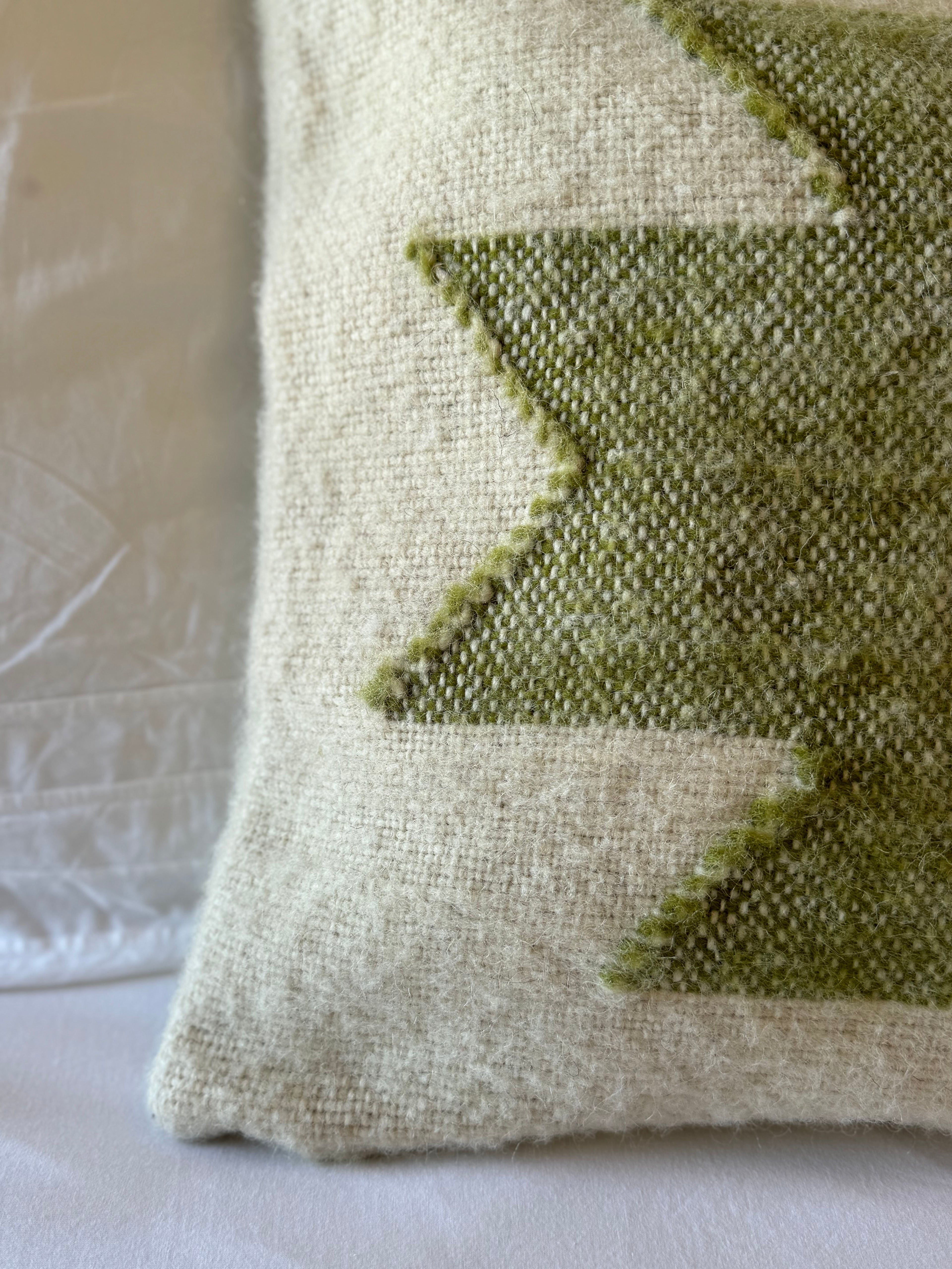 Coussin Tribale en laine - Vert amande