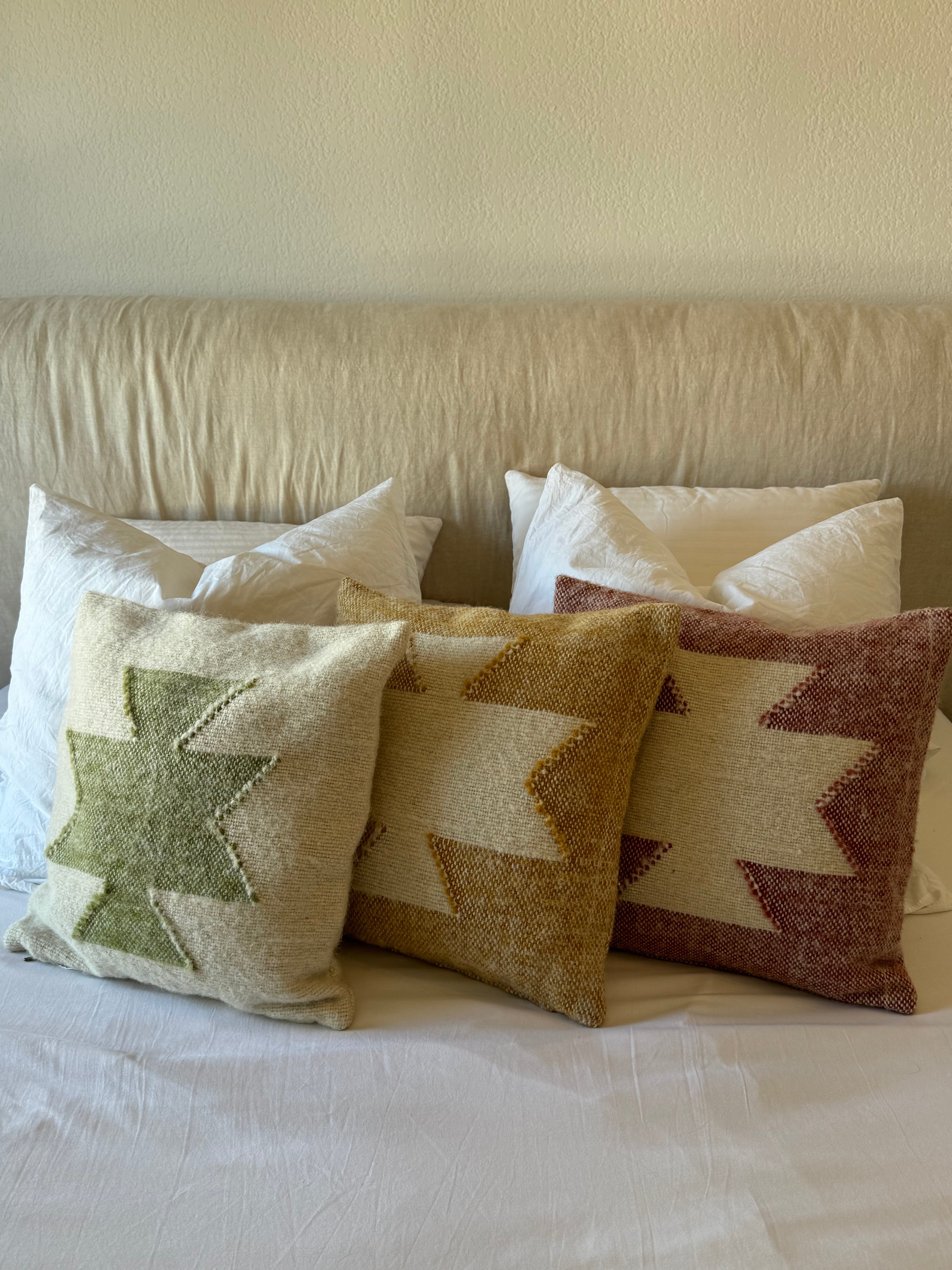 Coussin Tribale en laine - Vert amande