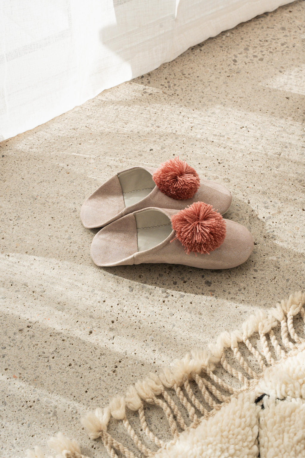 Babouches à pompom - Rose irisé