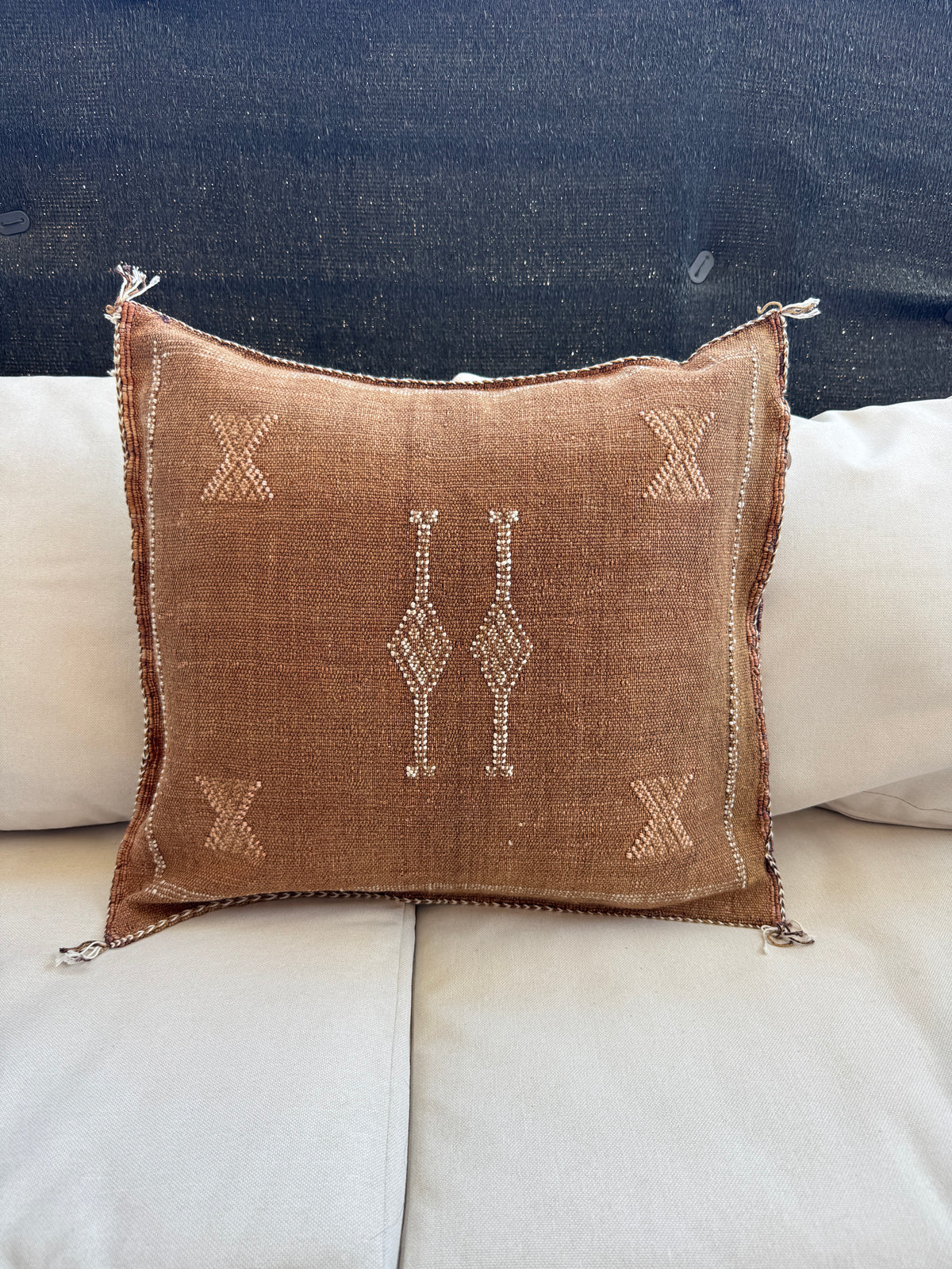 Housse de coussin Sabra en soie végétale - Marron motif 2