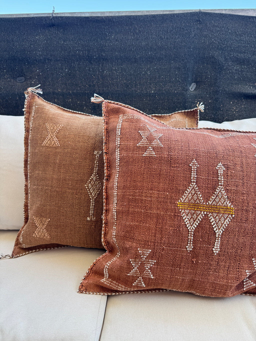 Housse de coussin Sabra en soie végétale - Marron motif 2