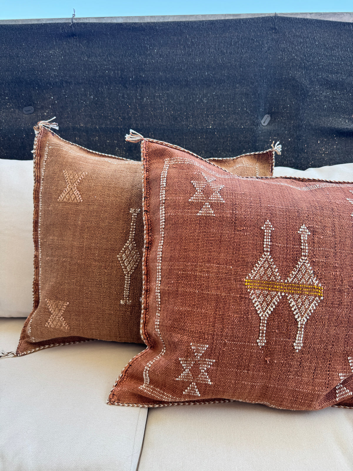 Housse de coussin Sabra en soie végétale - Marron motif 2